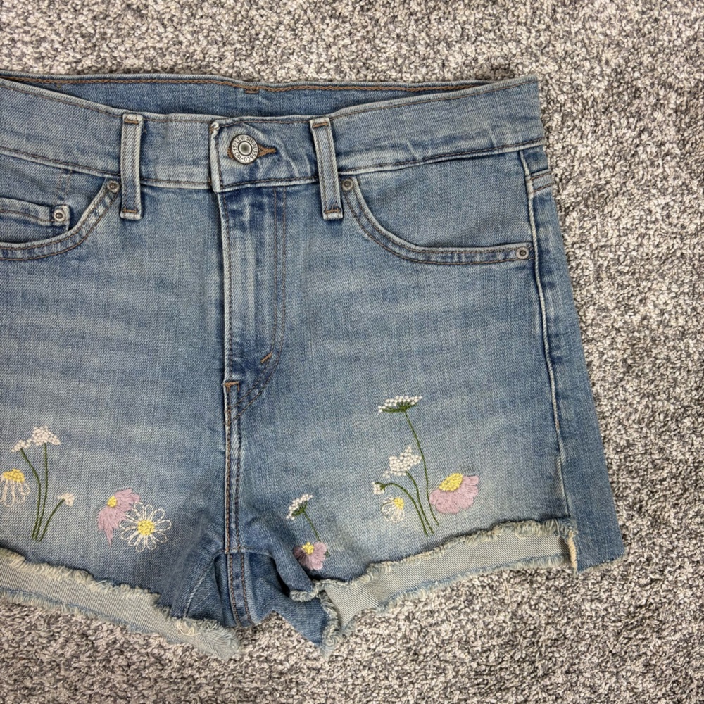 Levi’s Floral Embroidered‎ Raw Hem Shorts Size 28